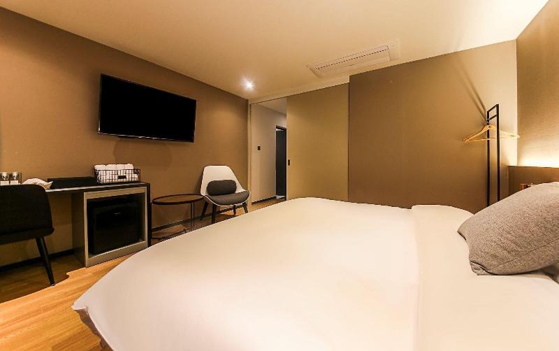 Brown Dot Hotel Nampo Chungmu image