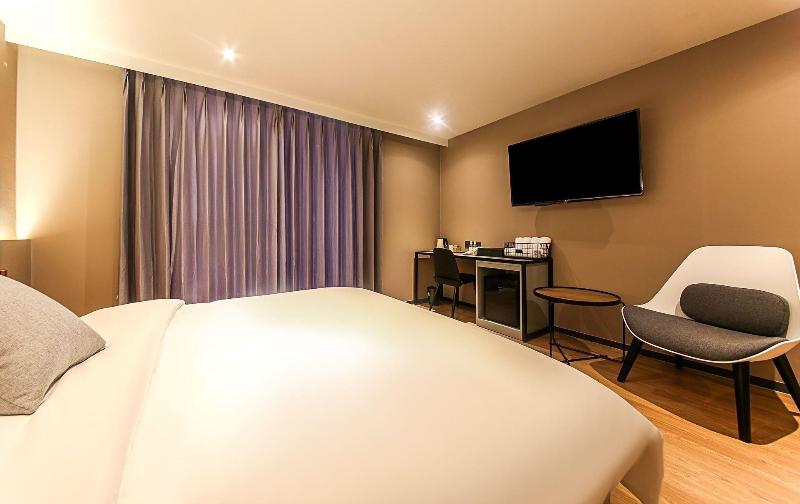 Brown Dot Hotel Nampo Chungmu image