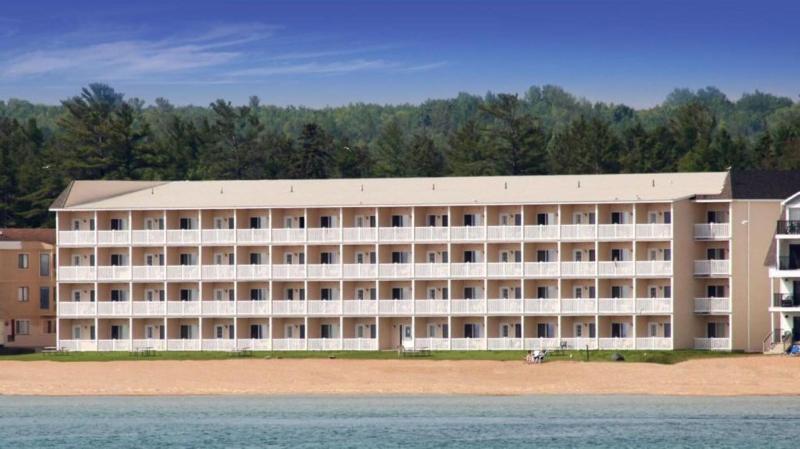 Mackinaw Beach & Bay Inn & Suites image