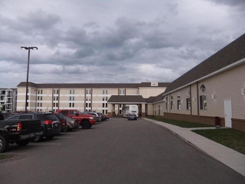 Mackinaw Beach & Bay Inn & Suites image