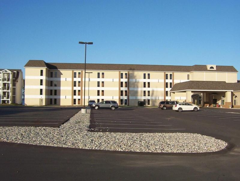 Mackinaw Beach & Bay Inn & Suites image