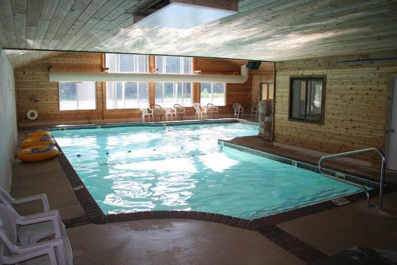 Mackinaw Beach & Bay Inn & Suites image