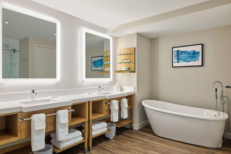 Delta Hotels By Marriott Muskegon Lakeshore Conven image