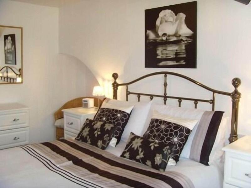 Ellie's Guest House image