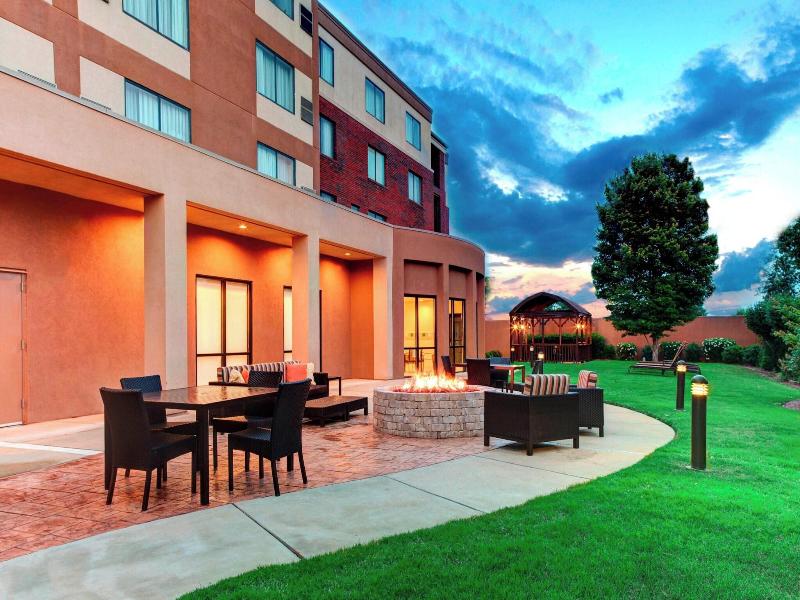 Courtyard By Marriott Anniston Oxford