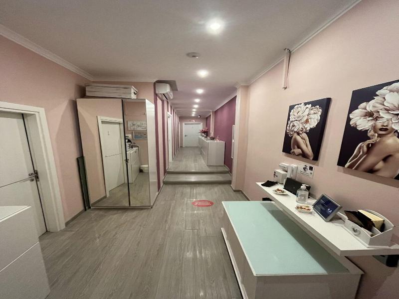 F Rooms image