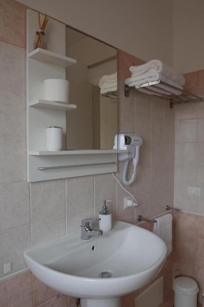 F Rooms image