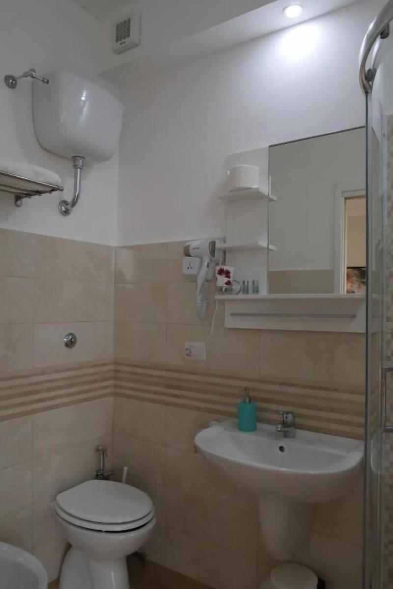 F Rooms image
