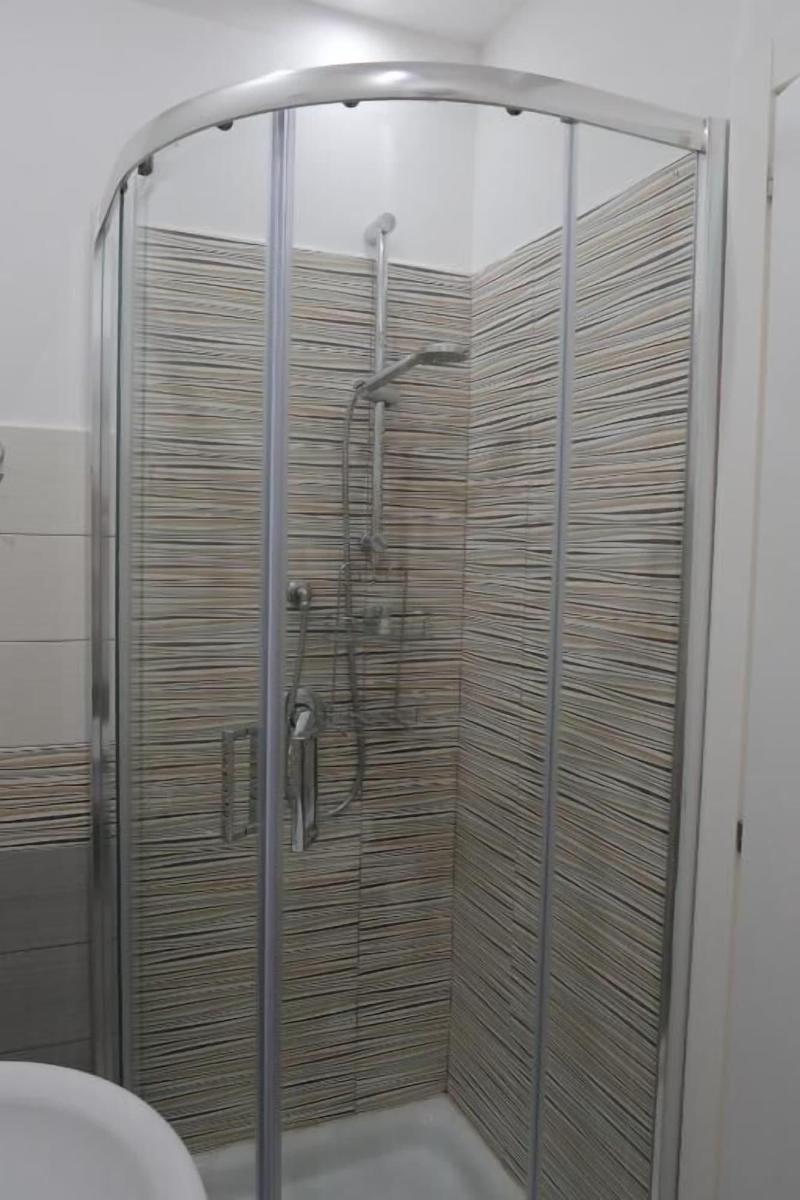 F Rooms image