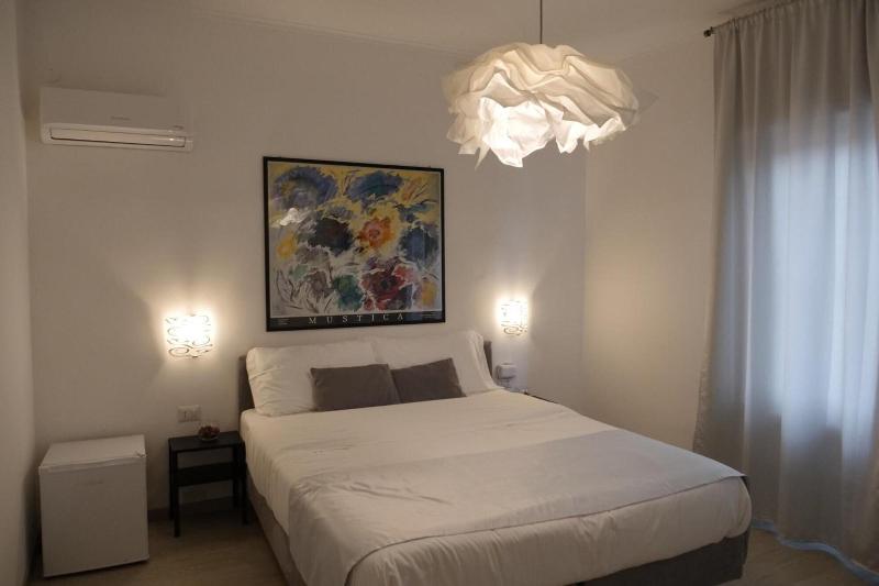 F Rooms image