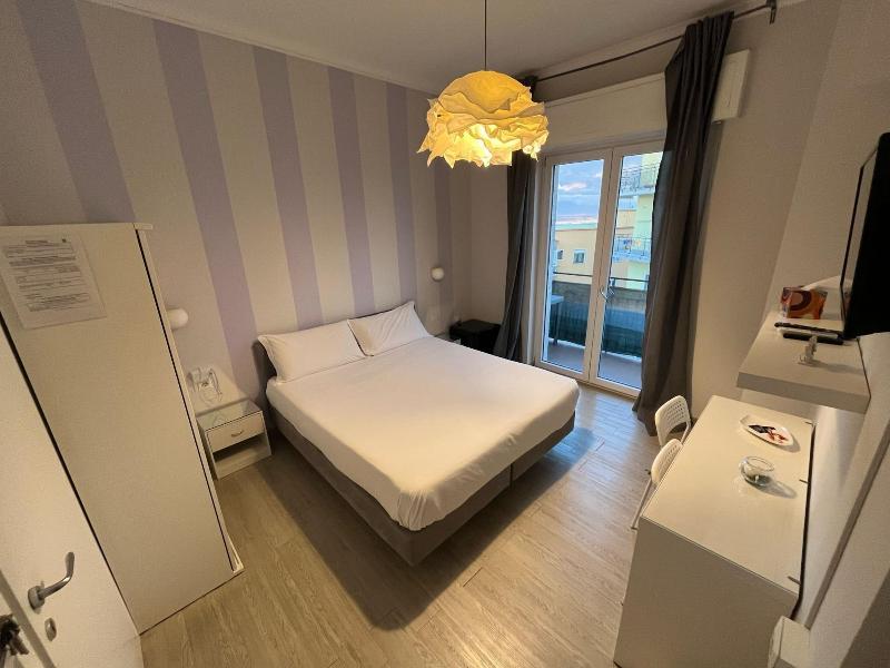 F Rooms image
