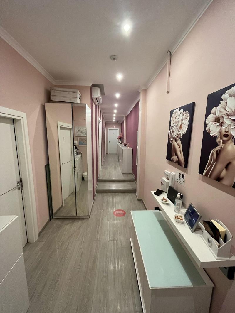 F Rooms image