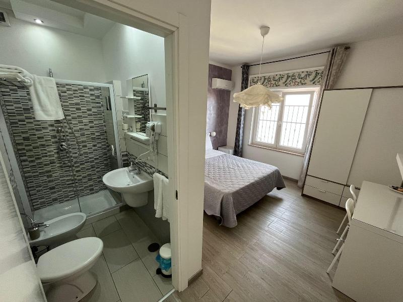 F Rooms image