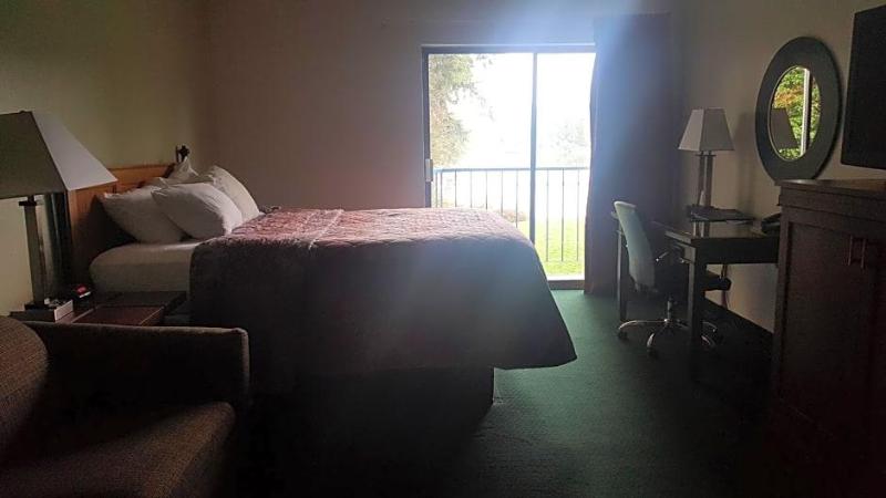 Oyster Bay Inn & Suites image