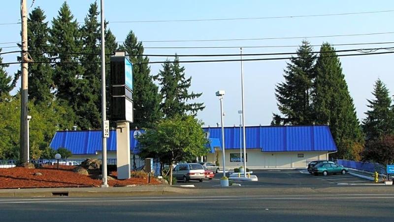 Oyster Bay Inn & Suites image
