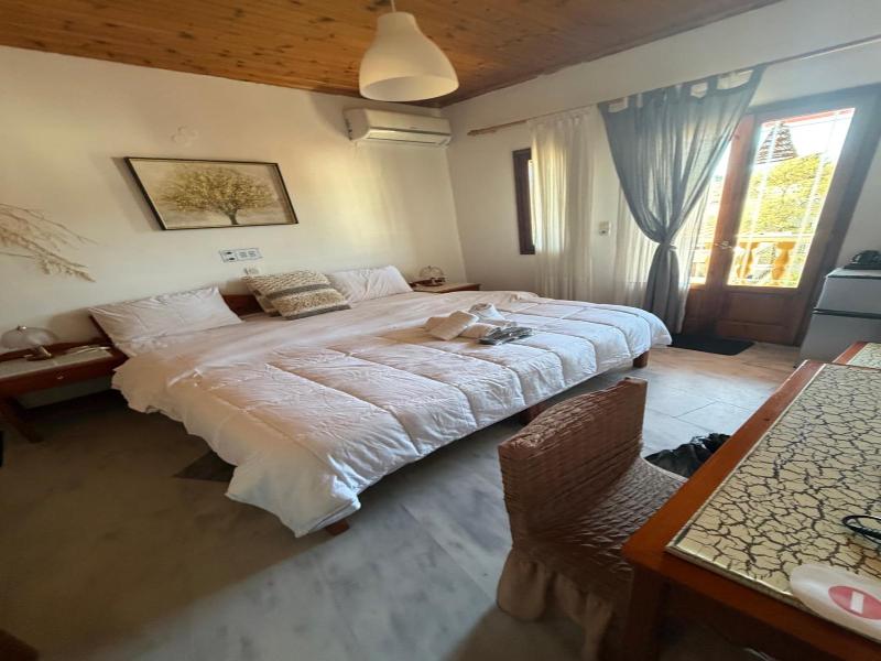 Costas Inn image