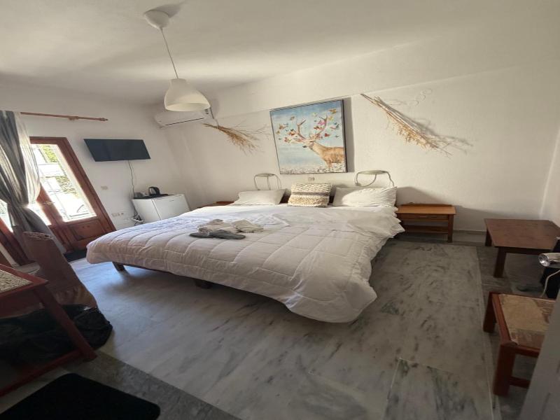 Costas Inn image