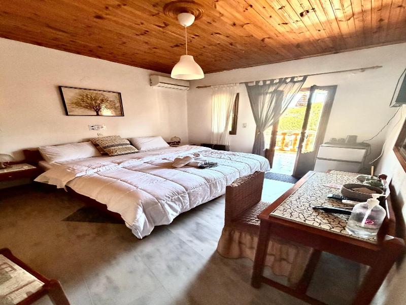 Costas Inn image