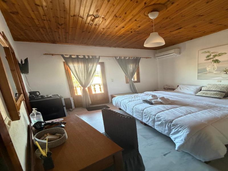 Costas Inn image