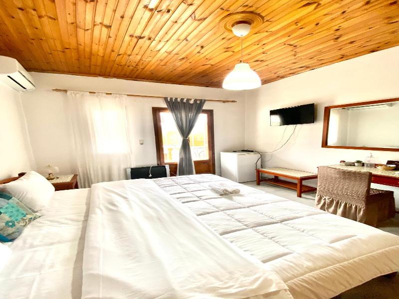 Costas Inn image