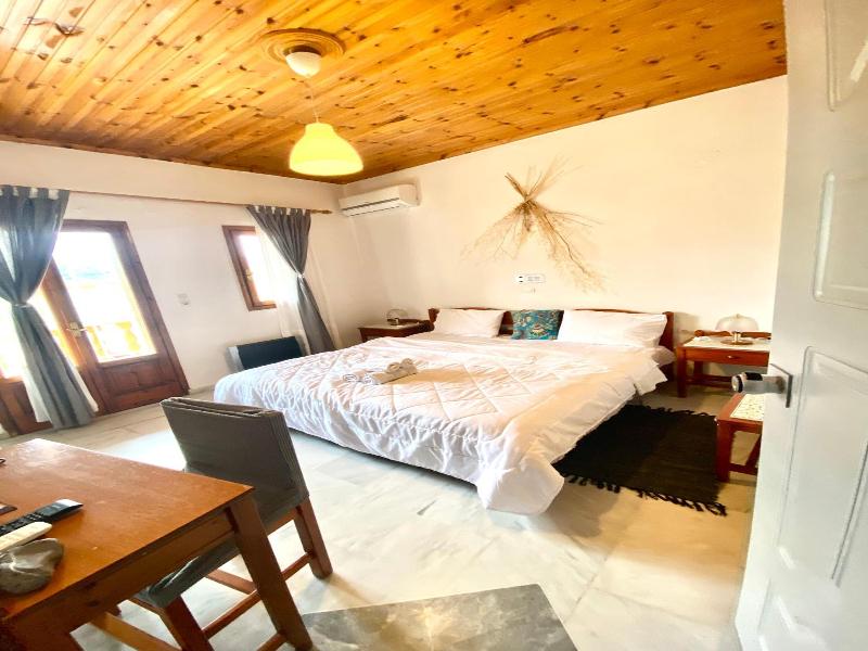 Costas Inn image