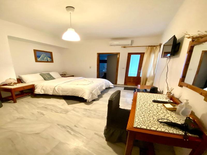 Costas Inn image