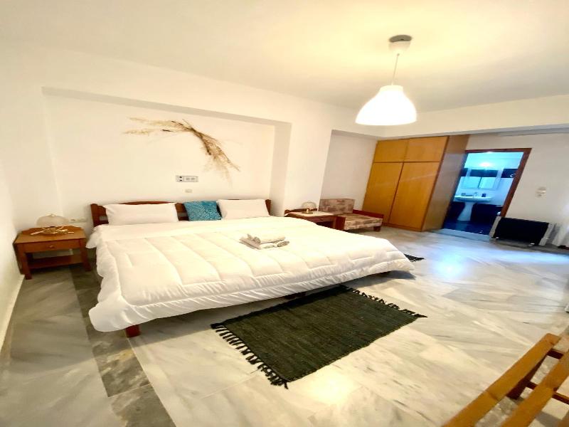 Costas Inn image