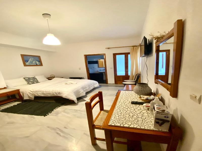 Costas Inn image