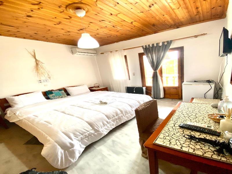 Costas Inn image