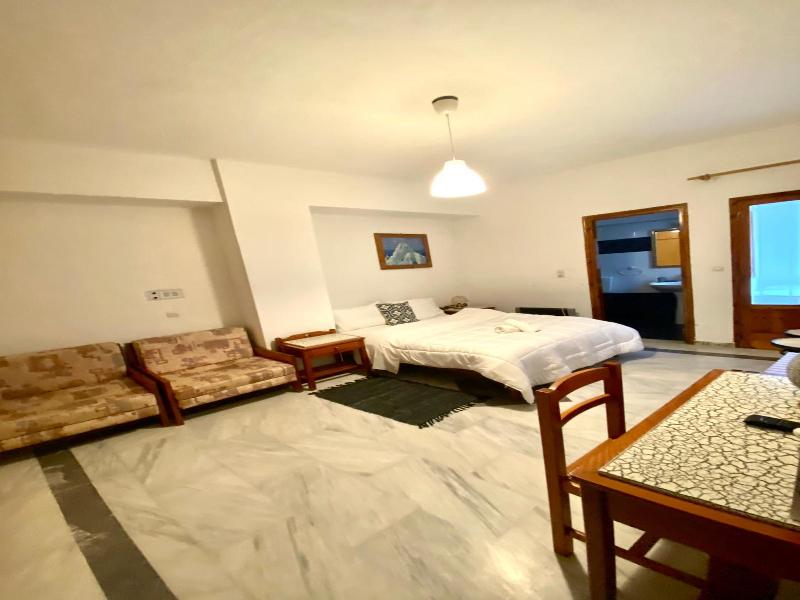Costas Inn image