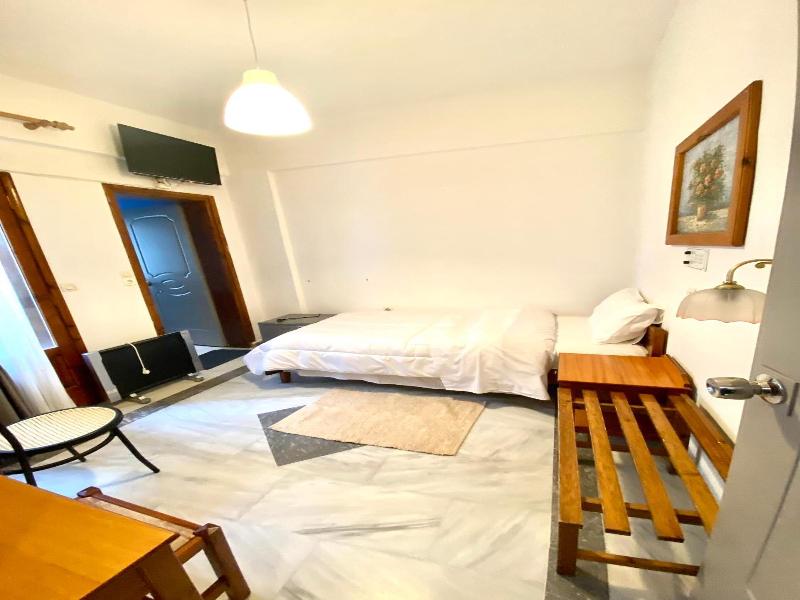 Costas Inn image