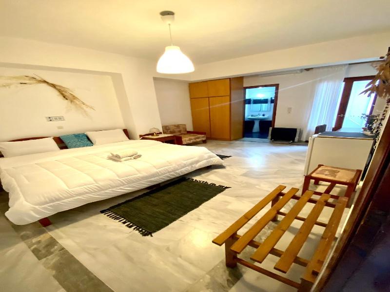 Costas Inn image