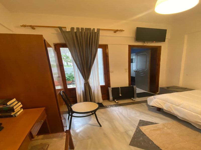Costas Inn image