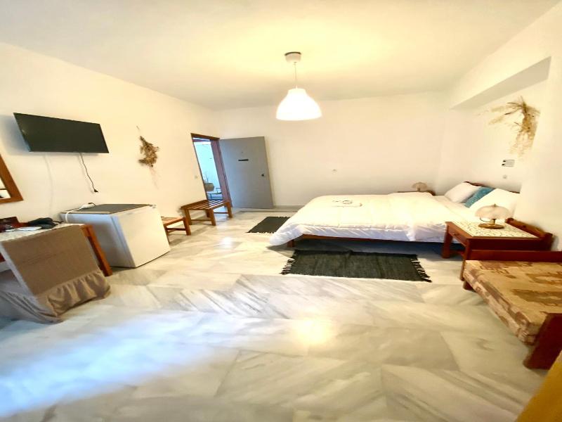 Costas Inn image
