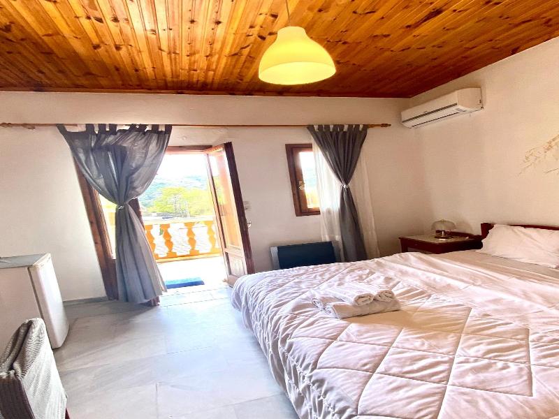 Costas Inn image