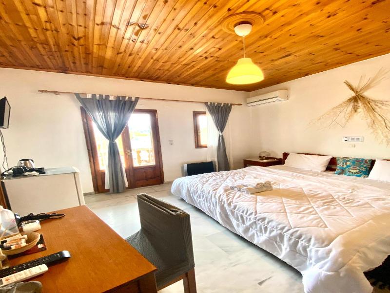 Costas Inn image