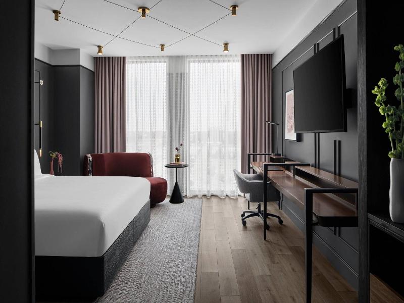Renaissance Milwaukee West Hotel image