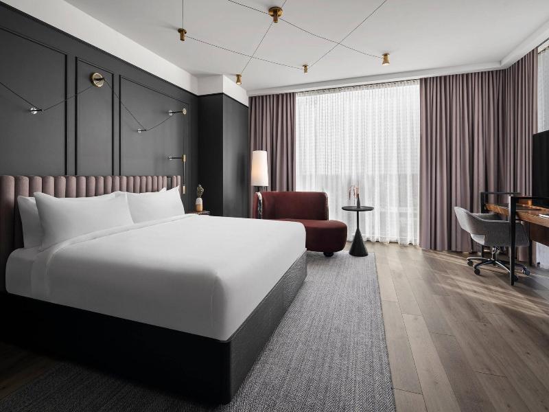 Renaissance Milwaukee West Hotel image