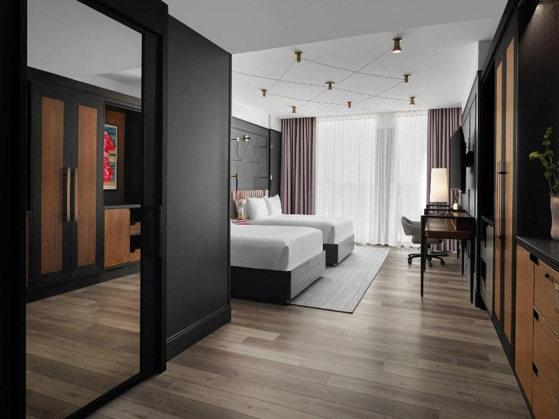 Renaissance Milwaukee West Hotel image