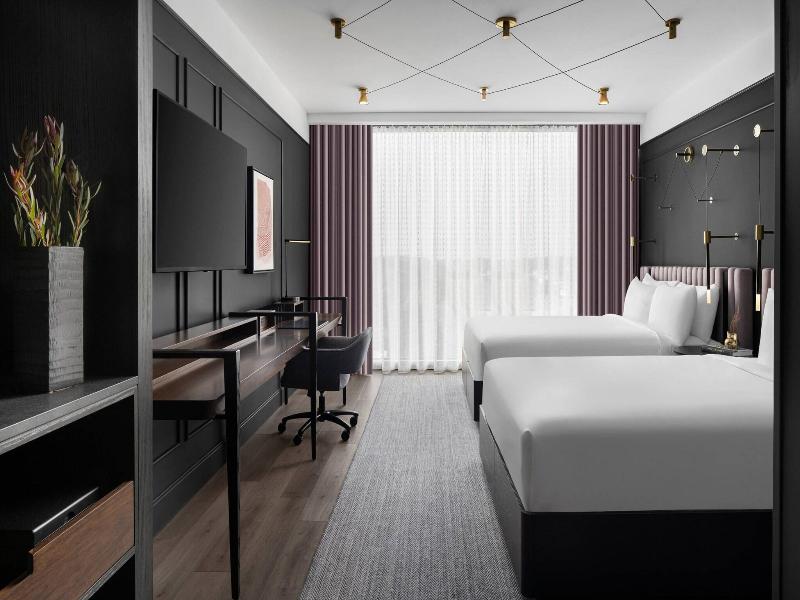 Renaissance Milwaukee West Hotel image