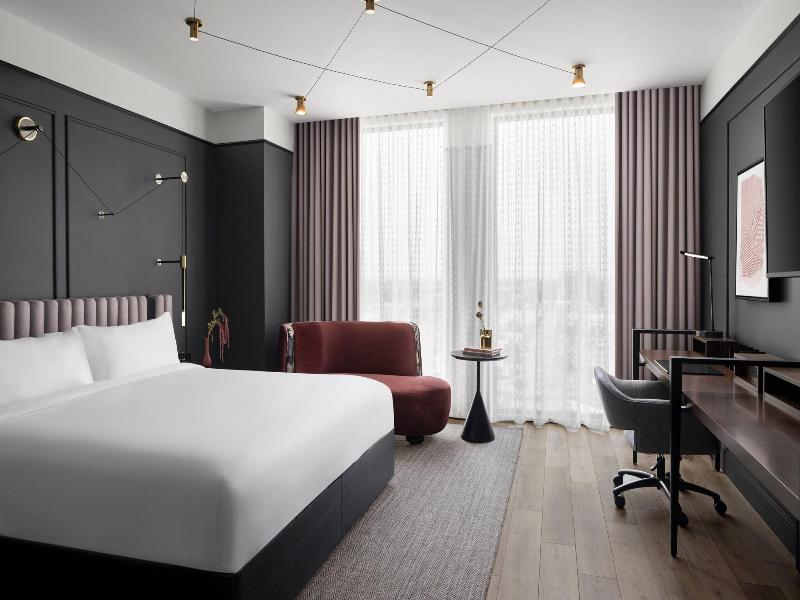 Renaissance Milwaukee West Hotel image