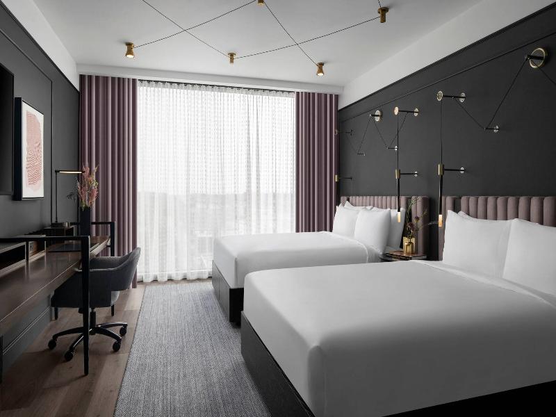 Renaissance Milwaukee West Hotel image