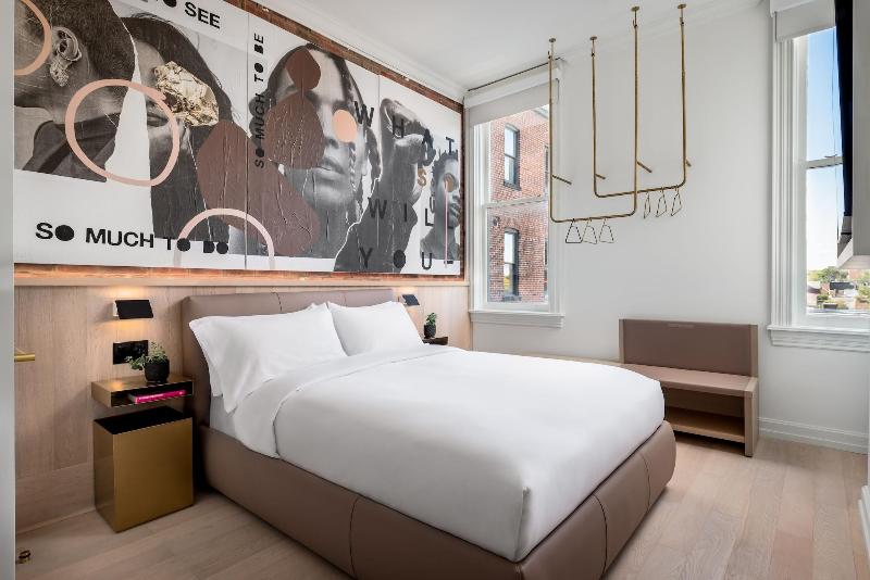 Gladstone Hotel image