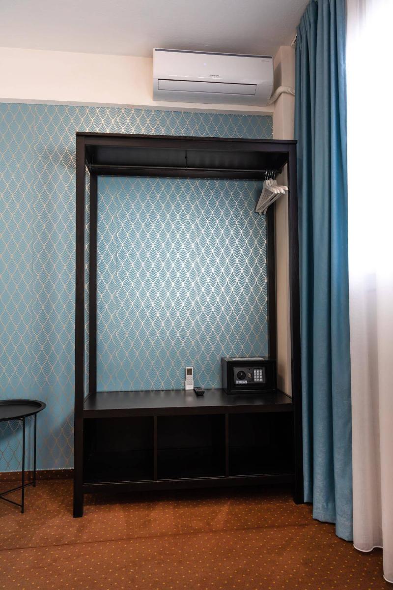 City Plaza Apartments & Rooms image