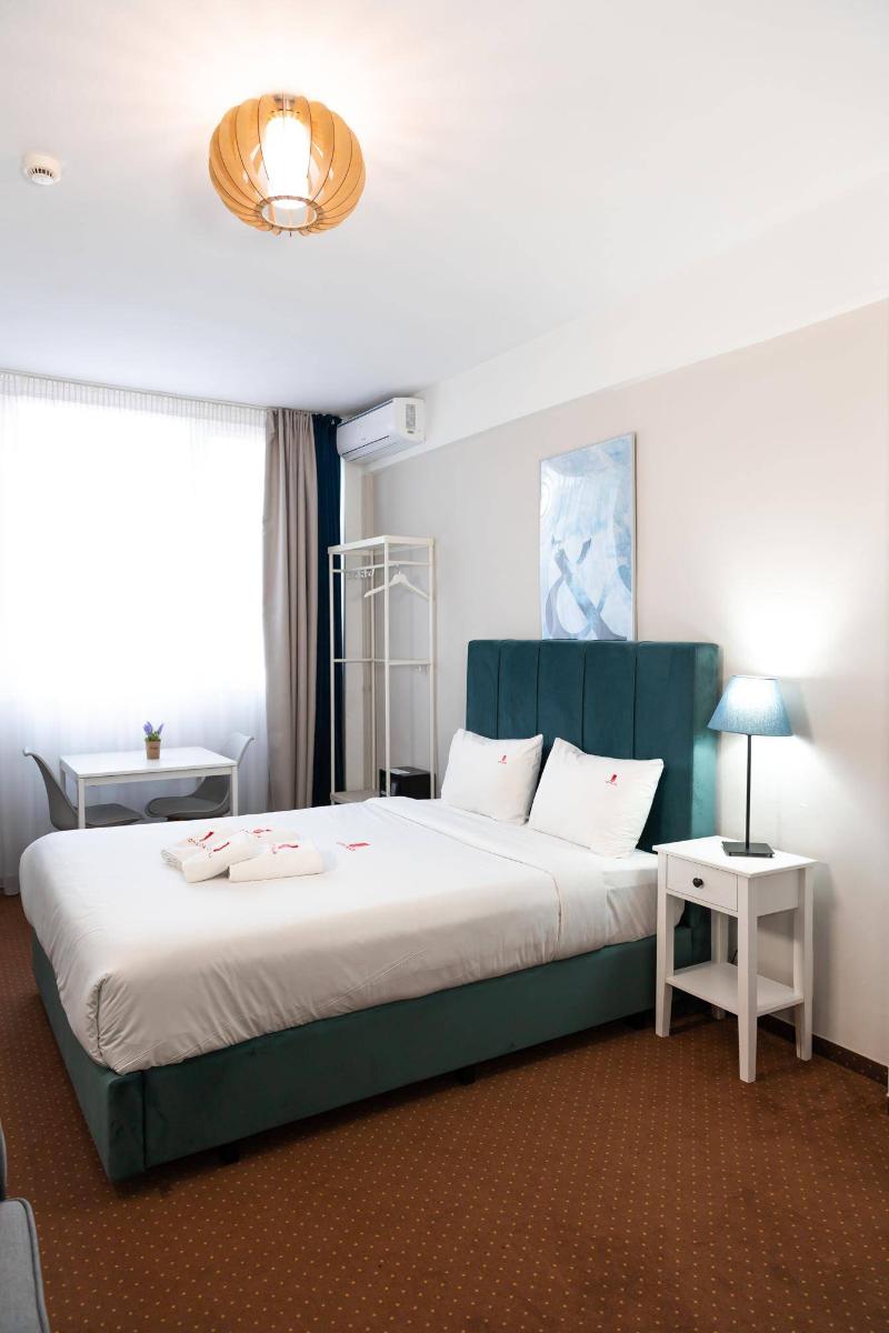 City Plaza Apartments & Rooms image