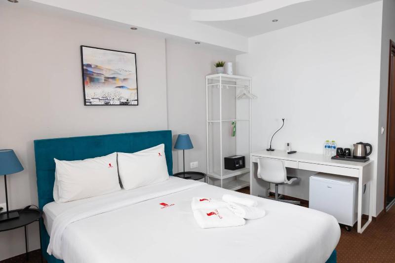City Plaza Apartments & Rooms image