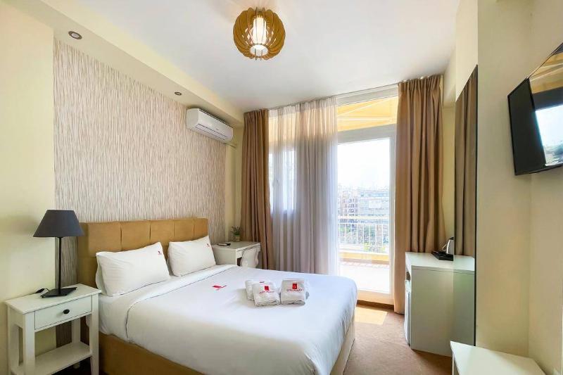 City Plaza Apartments & Rooms image
