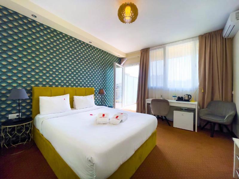 City Plaza Apartments & Rooms image