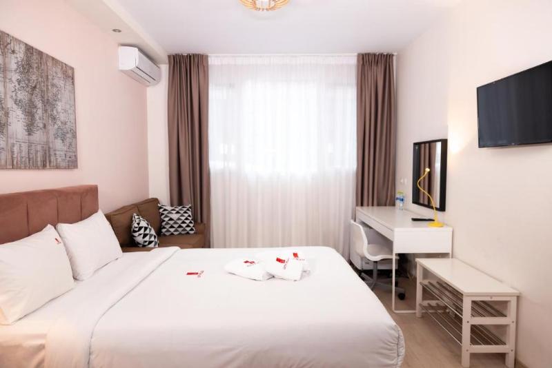 City Plaza Apartments & Rooms image