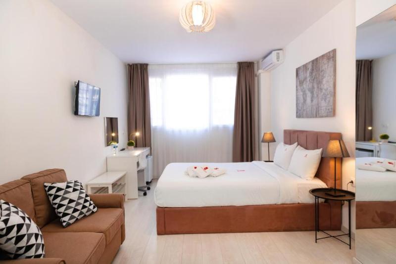 City Plaza Apartments & Rooms image